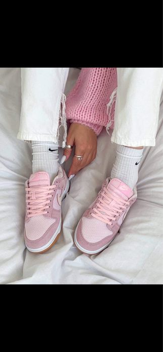 Кросівки рожеві nike