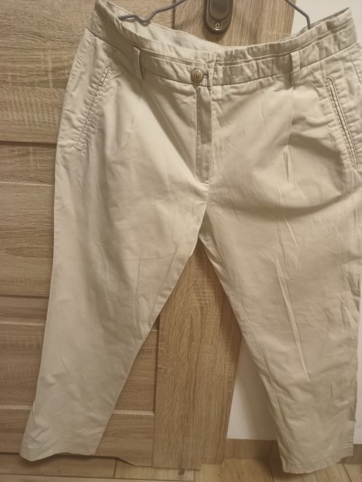 Beżowe kremowe spodnie w modelu chinos