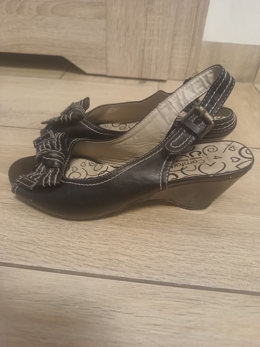 Czarne damskie sandały na obcasie koturnie z kokardkami Comfort plus