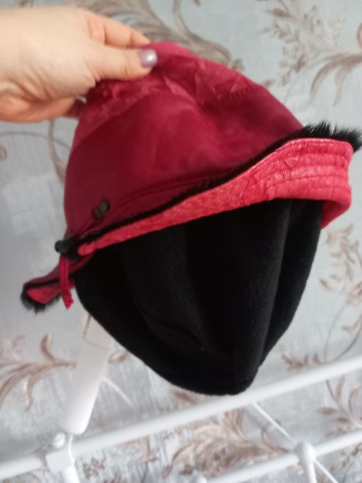 Шляпа кожа, красного цвета.