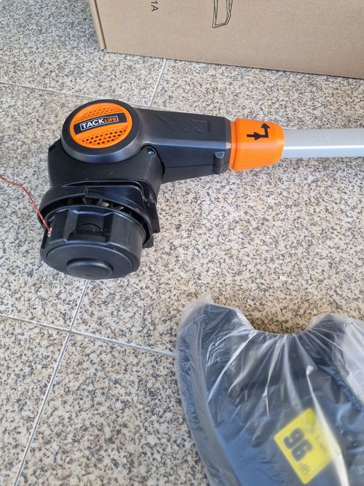 Aparador de relva  com motor 600w  articulado 
Equipado com um motor elétrico com fios de 600W, i