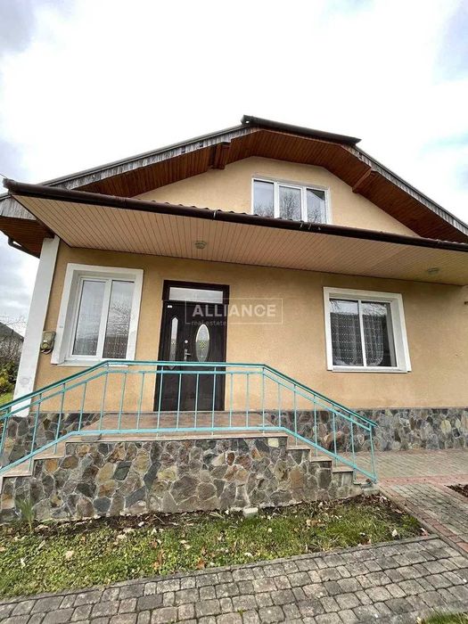 Добротний будинок з усіма комунікаціями в передмісті!