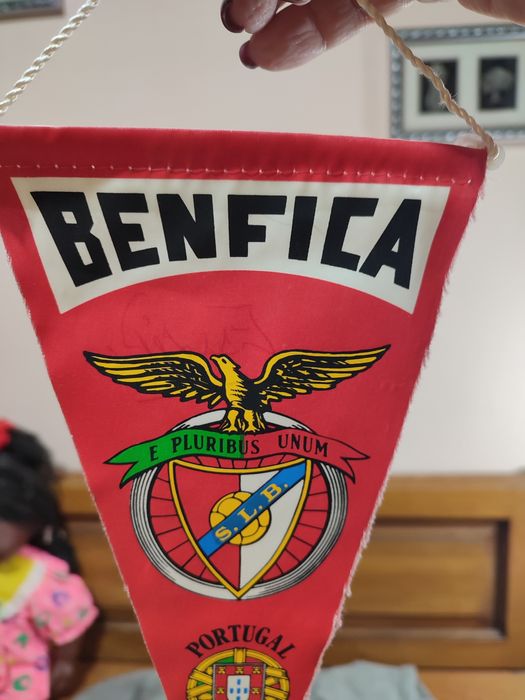 Вимпел ф/к Бенфіка з автографом Ейсебіо
