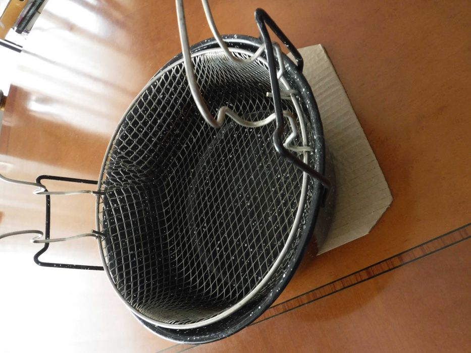 Fritadeira em esmalte com rede para fritar batatas 26 cm