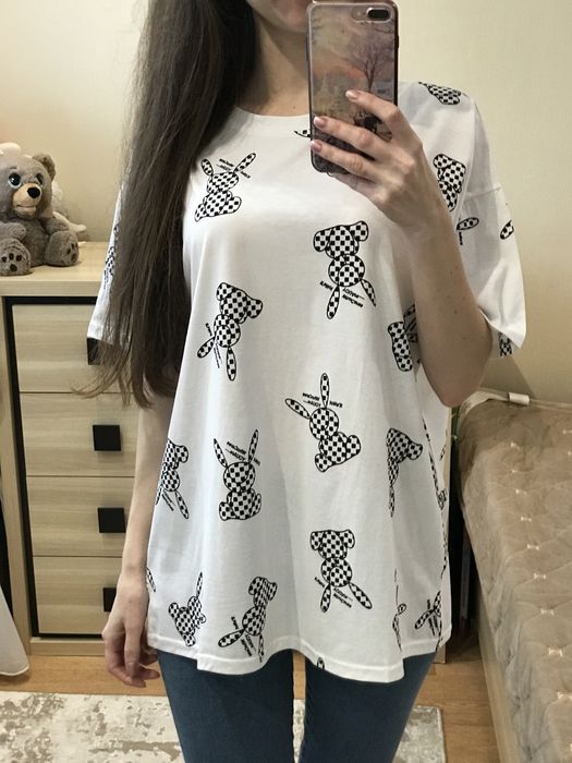 Біла футболка оверсайз з модним принтом чорних зайчиків довга, стильна