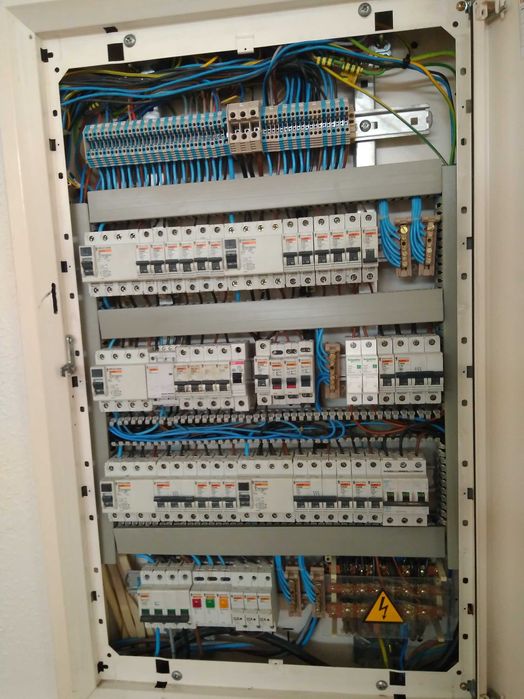 Eletricista - Instalações domésticas/ comerciais