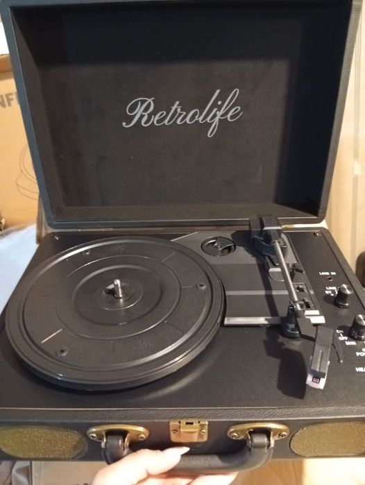 представлен виниловый проигрыватель Retrolife R609 в форме чемодана.