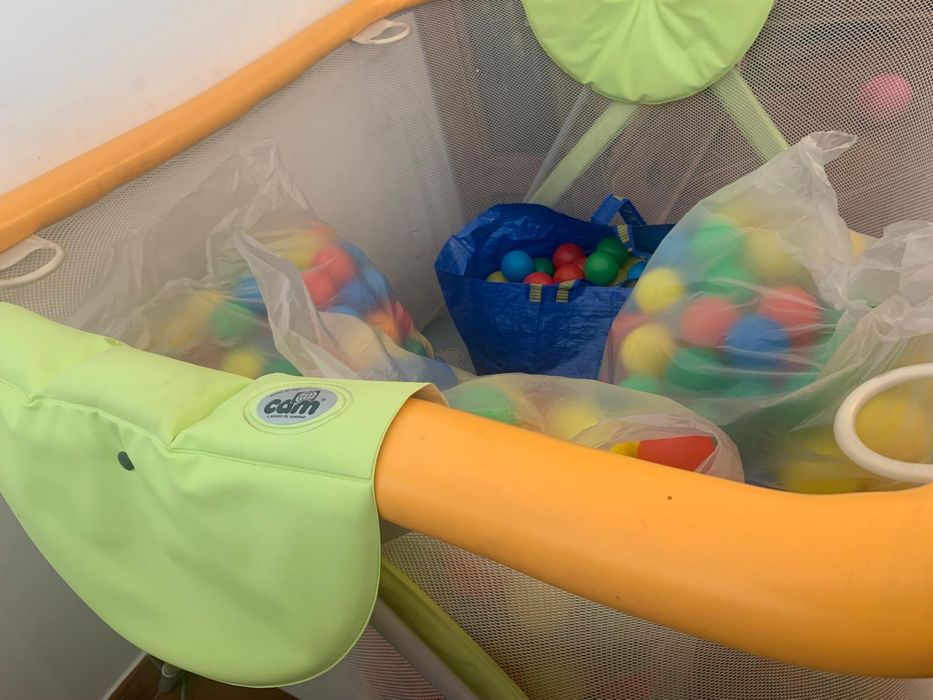 Parque infantil CAM com centenas de bolas