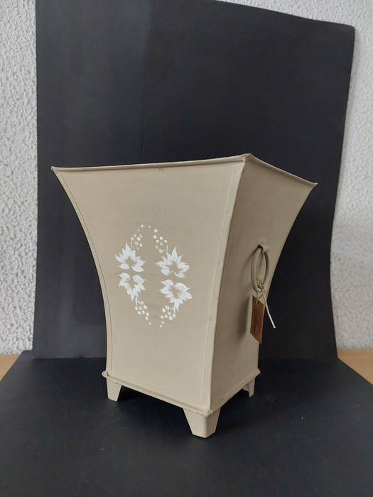 Vasos em folha de metal pintados á mão