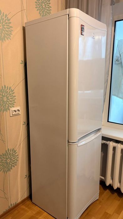 Продам холодильник INDESIT на запчасти