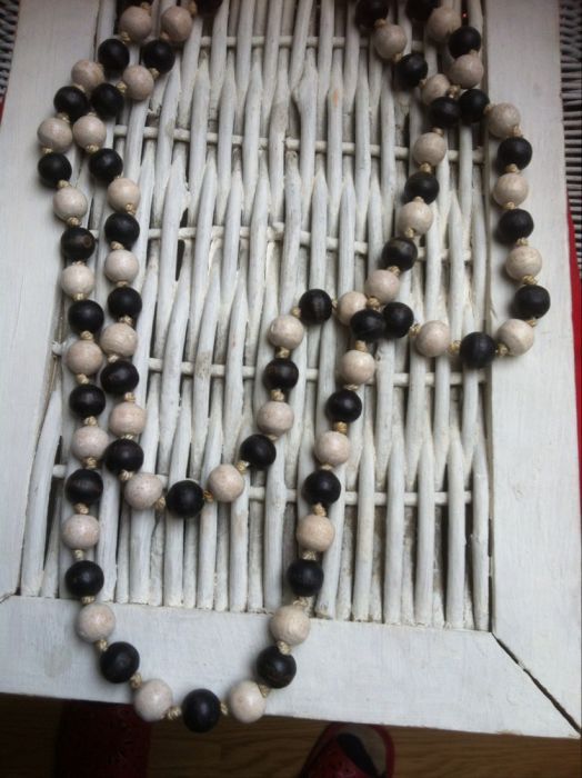 trzy naszyjniki rozne