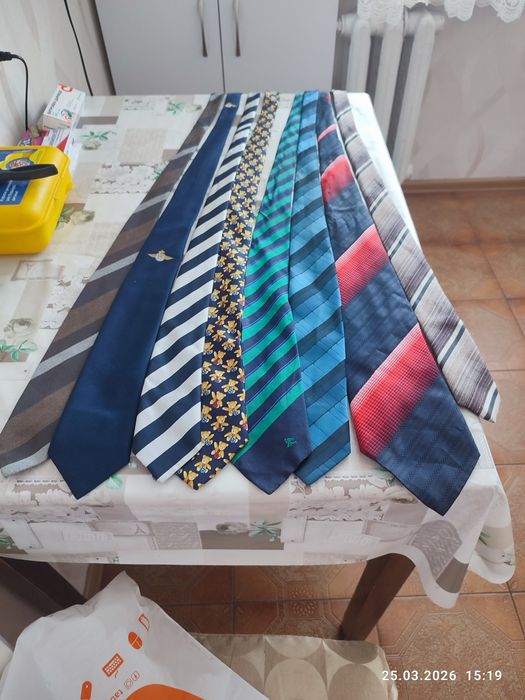 Отдам целый кулёк разных галстуков