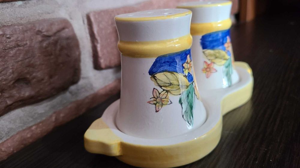 Керамічні набори для солі та перцю з підставкою