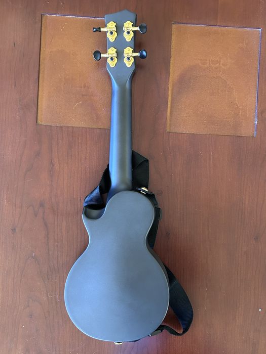 Ukulele Enya com acessórios