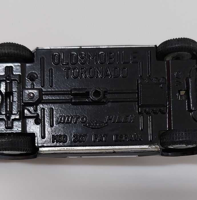 Miniatura antiga Auto Pilen Oldsmobille Toronado em escala 1/43