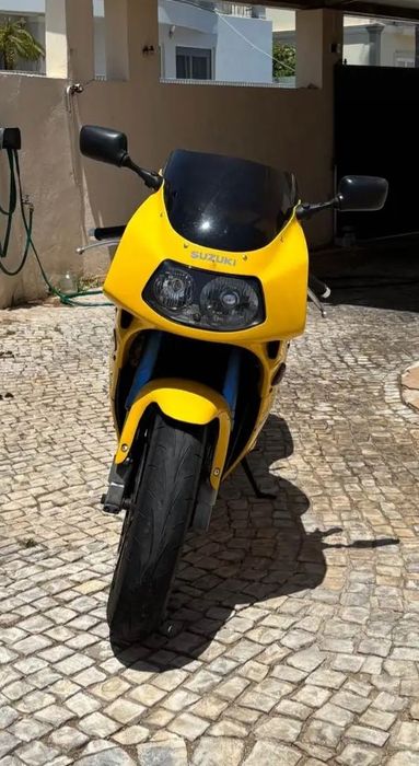 Vende-se Suzuki GSXR 750