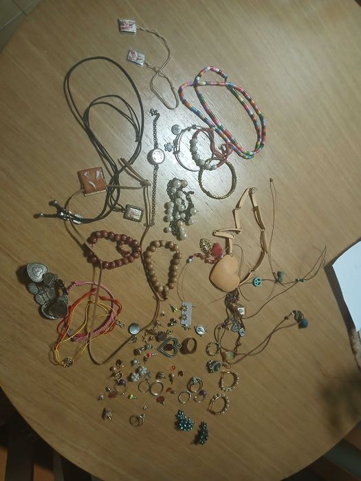 Conjunto variado de várias peças de bijuteria (não vendo separado)
