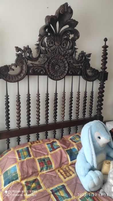 Mobília antiga cama + 2 mesas de cabeceira