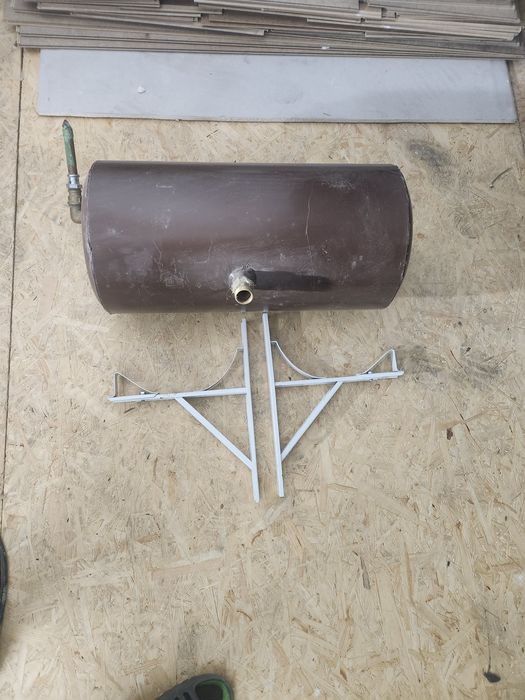 Sprzedam Naczynie wyrównawcze do CO 40l z uchwytami podtrzymujacymi