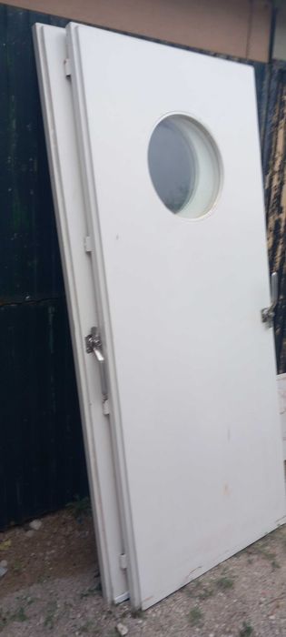Portas em ferro branco