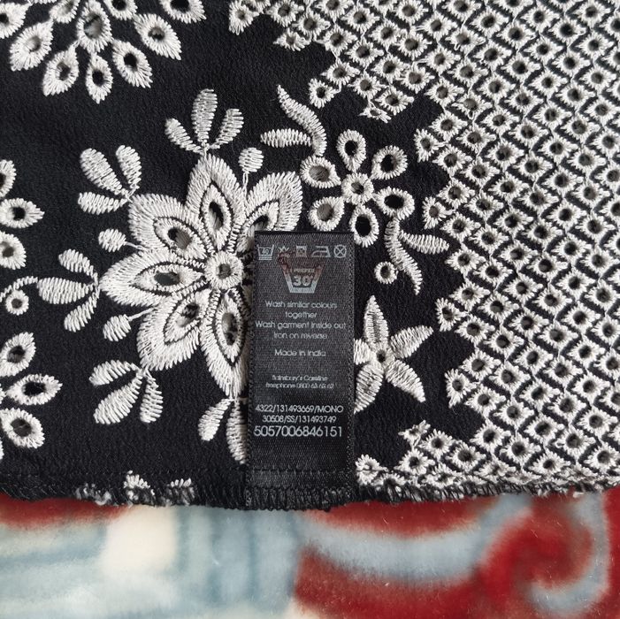 Czarna bluzka z haftem Richelieu/Tu Premium/Roz 46