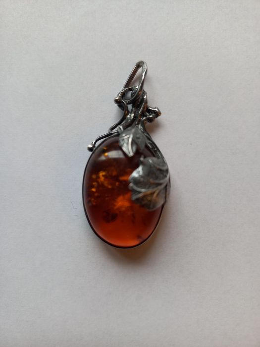 Zawieszka duża srebro oksydowane i naturalny bursztyn