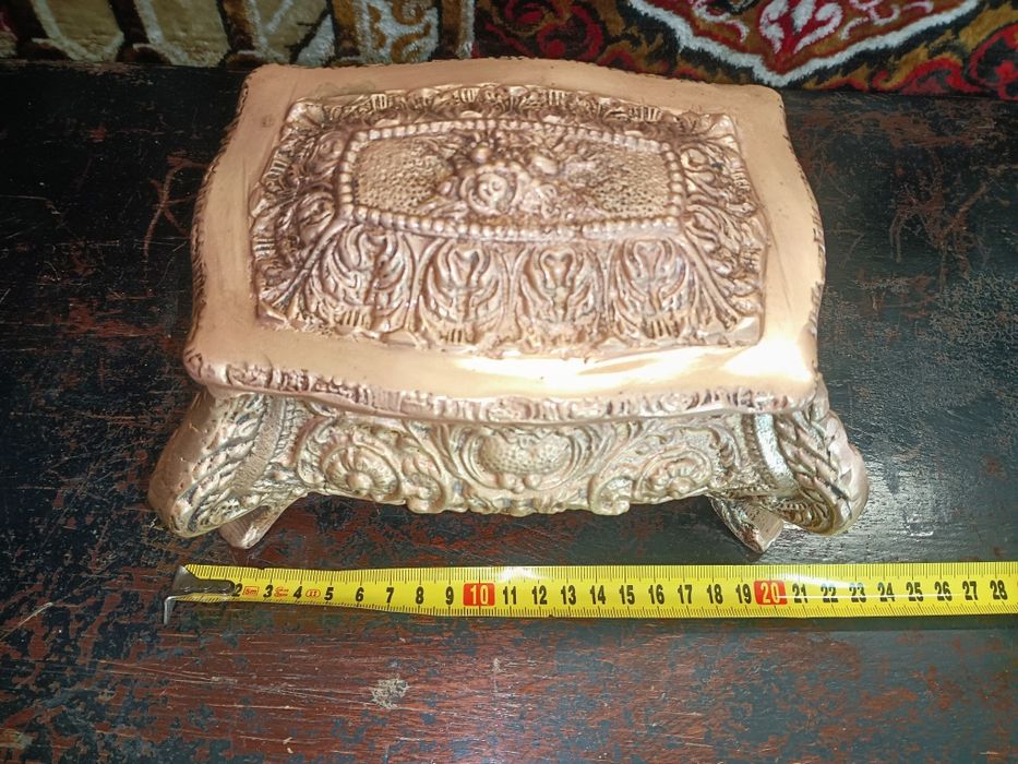 Imponente guarda-jóias antigo estilo barroco, em latão maciço, decoraç