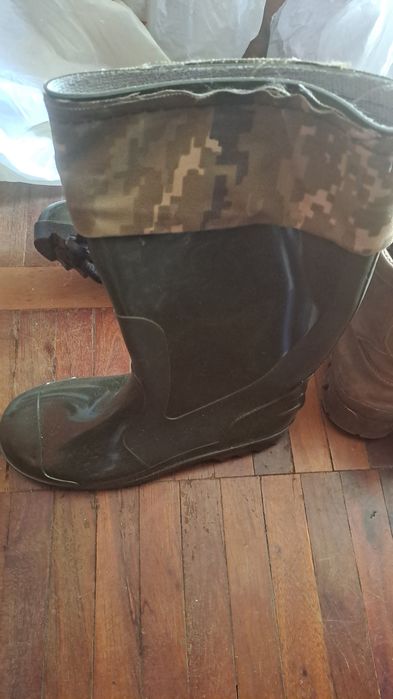 Берці 42р та інше взуття 42р, одяг 48-50р, нове,  омуніція для військового