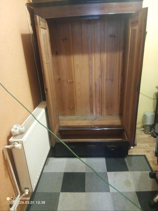 Sprzedam starą szafę .