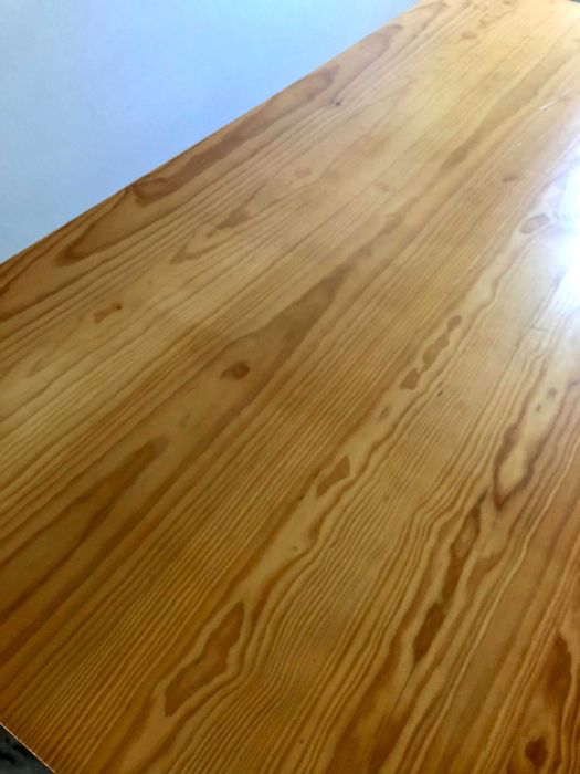 Mesa em madeira maciça – grande e robusta