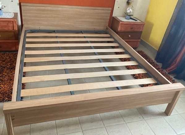Cama de casal em madeira