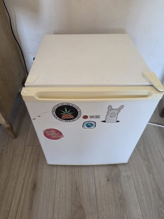 Vendo mini  frigobar semi novo como vê nas fotos funcionando perfeitamente.valor 60,00 euros pra retirar no local. Não venha com  código de MB Way
