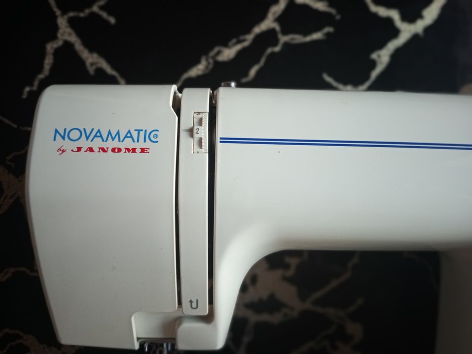 Швейная машина Janome.