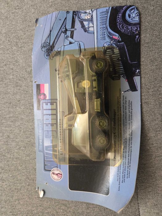 Kraz model ciężarówki z koparką