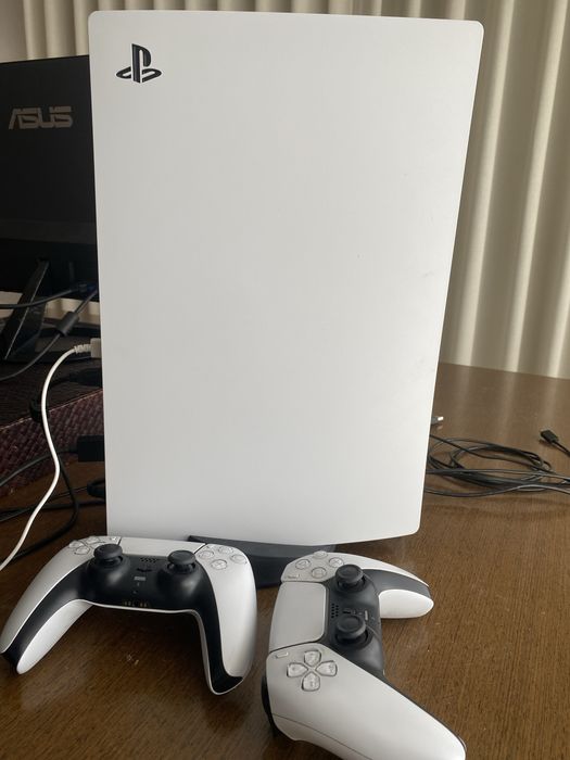 ps5 com disco + 2 comandos