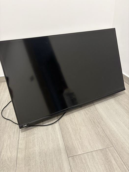 smart tv kunft em ótimo estado com suporte para parede