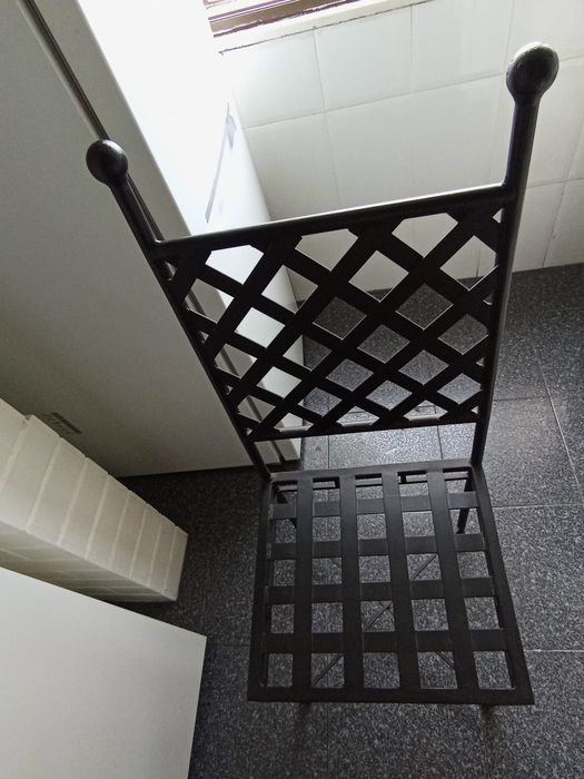 Cadeiras em ferro maciço feitas à mão