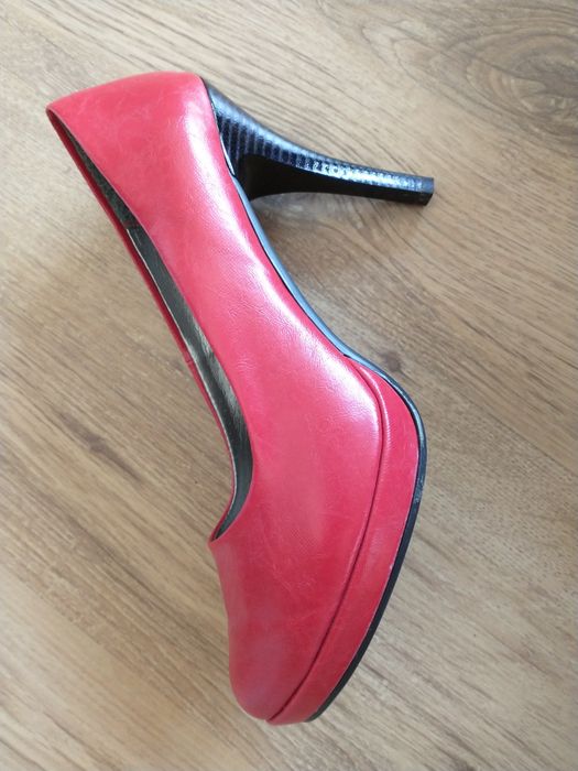 Nowe czerwone szpilki