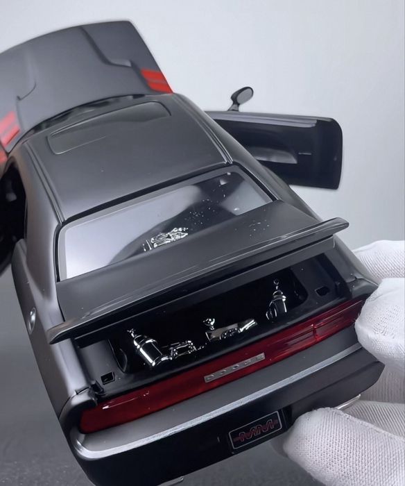 Dodge Challenger acende as luzes miniatura para coleccionadores
