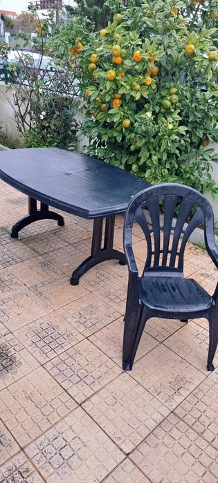 Mesa resina e 6 cadeiras 
Pack 70 euros.
Senão