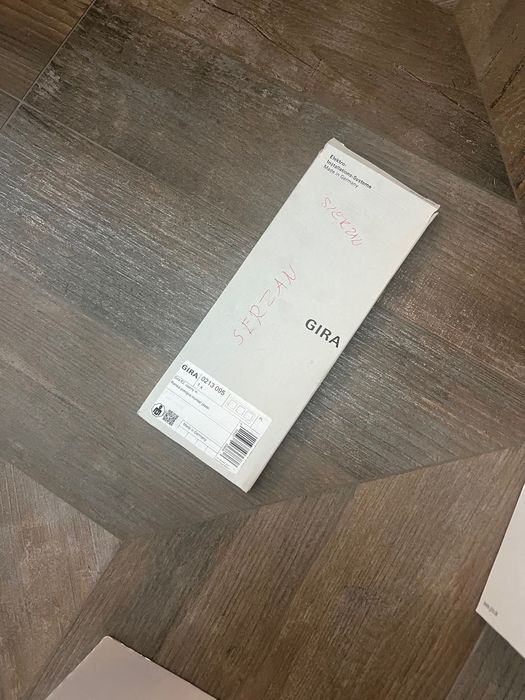 Gira osprzet nowy nierozpakowany puszki ramki