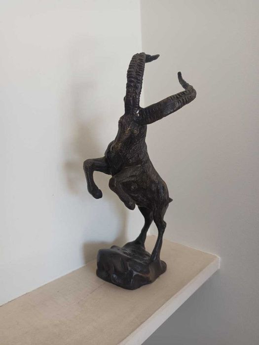 Estátua metálica de carneiro