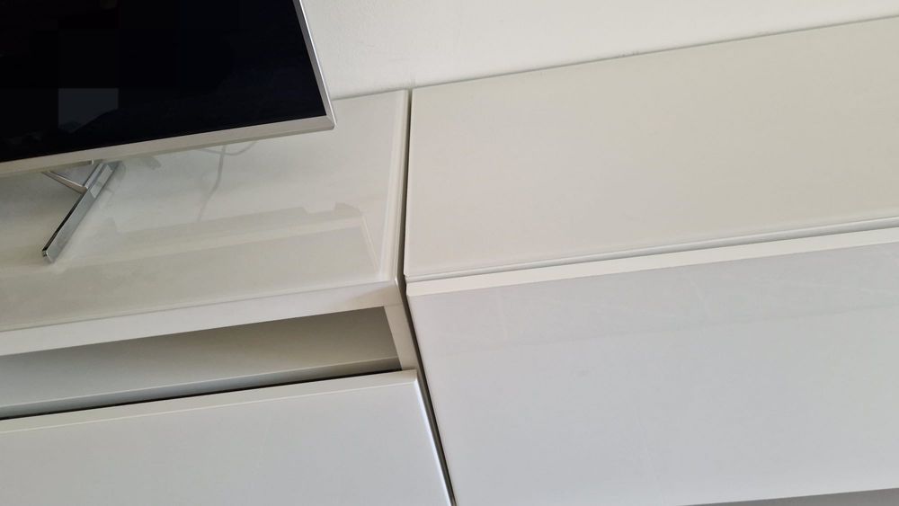 Móvel de TV IKEA BESTÅ Branco Alto Brilho com Tampo em Vidro