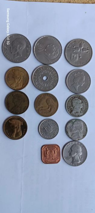 28 moedas diversas