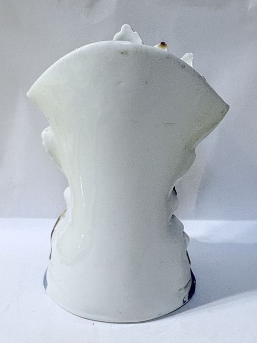 Antiga jarra leque com motivo de caça em porcelana inglesa Staffordshire