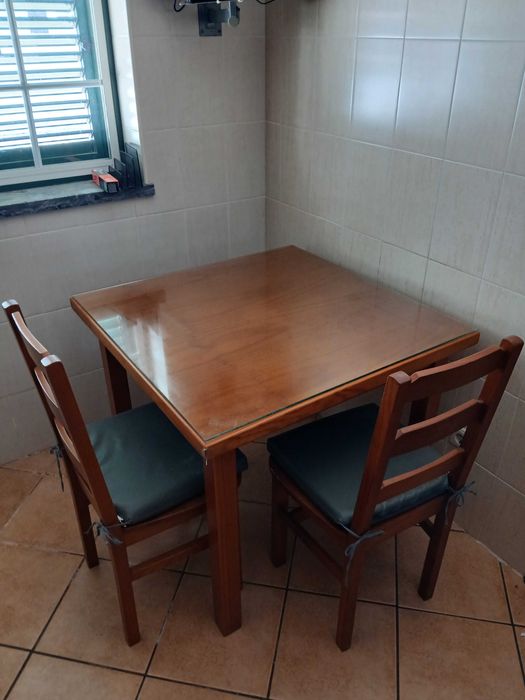 Mesa cozinha + 2 cadeiras