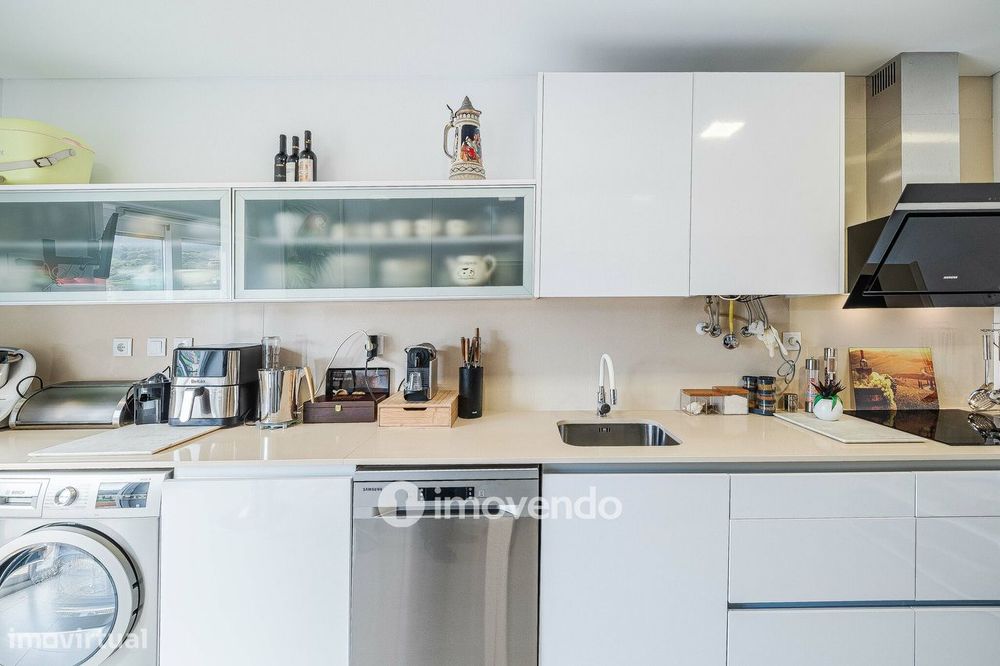 Apartamento T3 Duplex, com estacionamento, no Condomínio do Loural