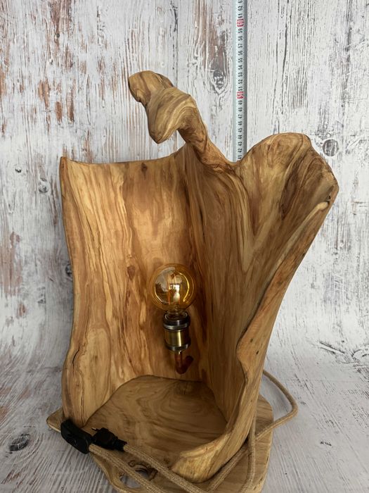 Lampa stojąca z naturalnego drewna.