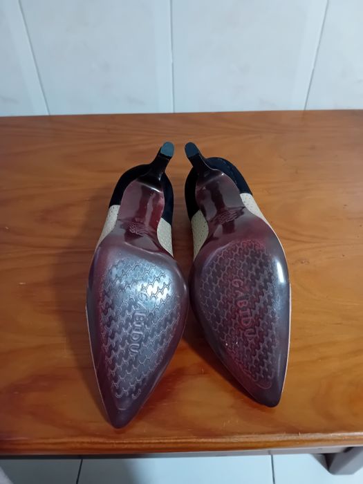 Sapatos salto alto em pele.