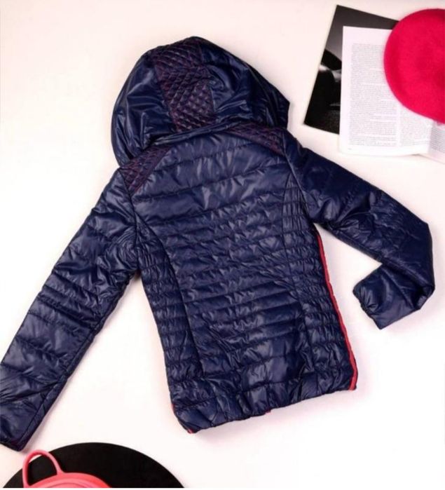 Продам демисезонную курточку для девочек